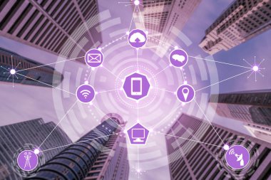 Akıllı şehir kablosuz iletişim ağı Internet şeyler (çok) ve bilgi iletişim teknolojisi (ICT) modern şehir binaları içinde belgili tanımlık geçmiş karşı grafik gösteren kavramı ile.