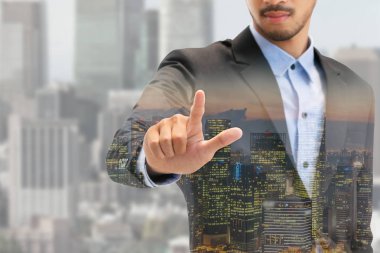 Çift Pozlama iş adamı boş kopya alanı metni modern iş binası ve cityscape arka planda olan işaret. Dijital yenilik ve teknoloji bozulma kavramı.