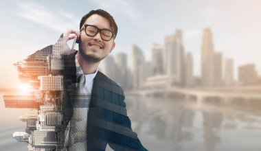Cep telefonunuzun ve modern iş binası ve cityscape arka planda olan işadamı çift pozlama görüntü. Dijital yenilik ve teknoloji bozulma kavramı.