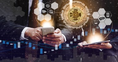 Bitcoin ve kavram - modern grafik arayüzü başka bir tüccar ile ticaret Bitcoin Btc cep telefonu uygulaması kullanarak işadamı yatırım cryptocurrency. Blockchain ve finans teknolojileri.