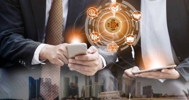 Bitcoin ve kavram - modern grafik arayüzü başka bir tüccar ile ticaret Bitcoin Btc cep telefonu uygulaması kullanarak işadamı yatırım cryptocurrency. Blockchain ve finans teknolojileri.