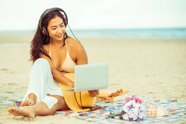 Size Young Woman Sitting Tropical Sand Beach Summer Holiday Travel — Stock Photo, Image