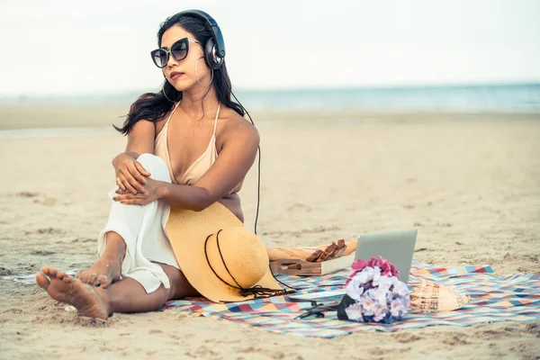 Size Young Woman Sitting Tropical Sand Beach Summer Holiday Travel — Stock Photo, Image