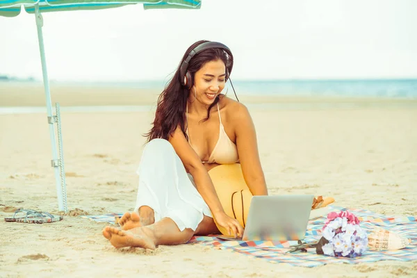 Size Young Woman Sitting Tropical Sand Beach Summer Holiday Travel — Stock Photo, Image