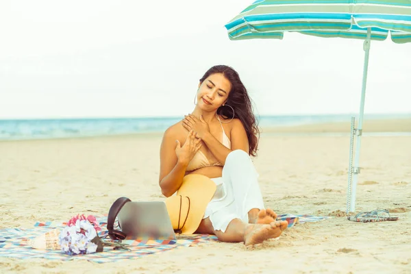 Size Young Woman Sitting Tropical Sand Beach Summer Holiday Travel — Stock Photo, Image