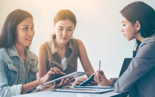 Donne Imprenditrici Multiculturali Discutono Nel Corso Della Riunione Gruppo Ufficio — Foto Stock