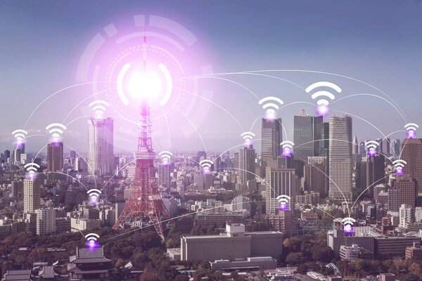 Беспроводная коммуникационная сеть Smart City с графическим отображением концепции интернета вещей (IOT) и информационно-коммуникационных технологий (ICT) на фоне современных городских зданий на заднем плане
.