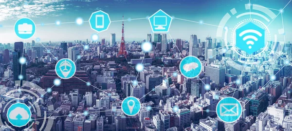 Iot とバック グラウンドで近代的な都市の建物に対して情報通信技術 Ict のインターネットのグラフィック表示の概念とスマートシティ無線通信ネットワーク — ストック写真