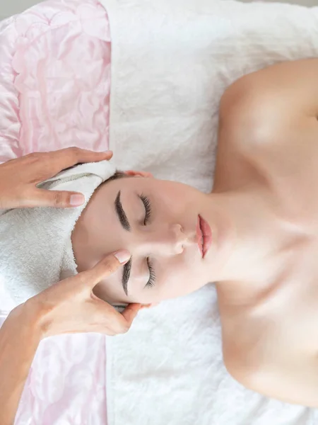 Wanita Santai Berbaring Tempat Tidur Spa Untuk Perawatan Spa Wajah — Stok Foto