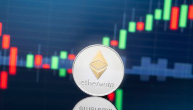 Ethereum (Eth) ve cryptocurrency yatırım kavramı - fiziksel metal ethereum genel ticaret Döviz piyasa fiyatı grafik içinde belgili tanımlık geçmiş ile madeni paralar.