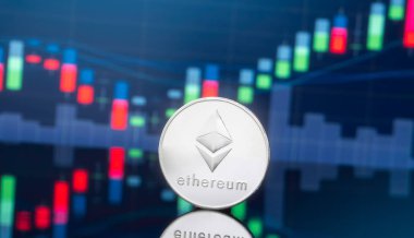 Ethereum (Eth) ve cryptocurrency yatırım kavramı - fiziksel metal ethereum genel ticaret Döviz piyasa fiyatı grafik içinde belgili tanımlık geçmiş ile madeni paralar.