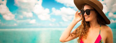 Yaz için tatil seyahat etmek tatil tropikal kum beach resort adlı mayo giyen mutlu genç kadın.