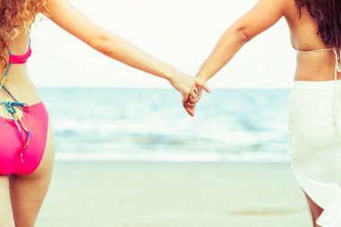 Bikinili mutlu kadın birlikte yaz tatil tropikal kum plaj güneşlenme gitmek. Seyahat yaşam tarzı.