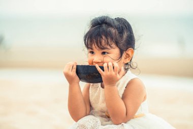 Çok güzel çocuk karpuz tropikal kum plaj yaz aylarında yemek..