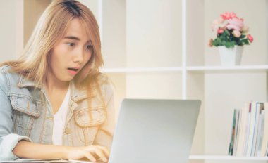 Sevimli kadın rahat ev ofis dizüstü bilgisayarda bakarken hayran, heyecan veya sürpriz hisseder. İnanılmaz satış reklam ve şanslı ödül kazanan kavramı.