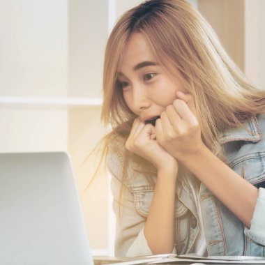 Sevimli kadın rahat ev ofis dizüstü bilgisayarda bakarken hayran, heyecan veya sürpriz hisseder. İnanılmaz satış reklam ve şanslı ödül kazanan kavramı.