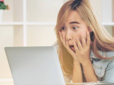 Sevimli kadın rahat ev ofis dizüstü bilgisayarda bakarken hayran, heyecan veya sürpriz hisseder. İnanılmaz satış reklam ve şanslı ödül kazanan kavramı.