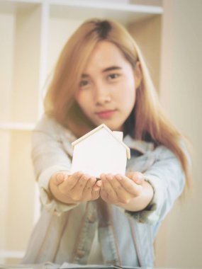 Genç kadın ev satın almak planlama. Emlak ve gayrimenkul yatırım karar verme.