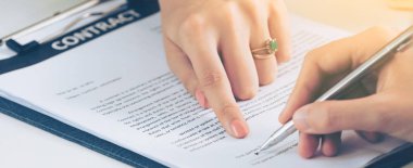İşkadını işaretleri sözleşmesi sözleşme ile ofiste başka bir iş kadını. Kadının el ateş yakın. İş ortaklığı ve avukat yasal faaliyetleri kavramı.