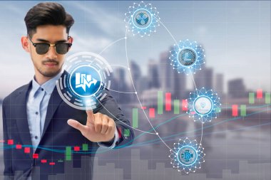 Bitcoin ve cryptocurrency - bitcoin ve cryptocurrency genel ticaret Döviz piyasa fiyatı grafik ve modern şehir arka plan ile cep telefonu uygulaması tarafından satın alma işadamı yatırım.