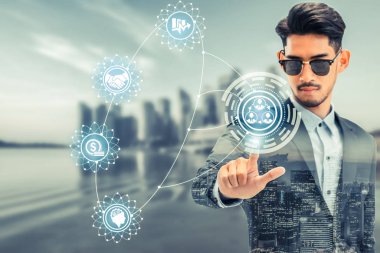 Modern iş binaları ve cityscape içinde belgili tanımlık geçmiş ile gelecek grafik arabirimi uygulama kullanarak iş adamı. Dijital yenilik ve teknoloji bozulma kavramı.