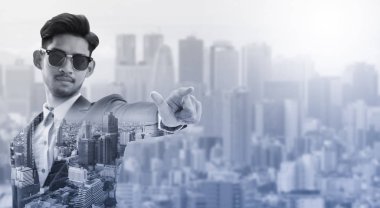 Çift Pozlama iş adamı boş kopya alanı metni modern iş binası ve cityscape arka planda olan işaret. Dijital yenilik ve teknoloji bozulma kavramı.