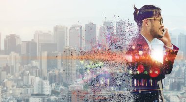 Gerçeküstü iletişim kavramı - genç işadamı istimal hareket eden telefon ile modern şehir binaları arka plan görüntüsü. Gelecek yenilik teknoloji ve Internet şey (çok ).