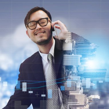 Cep telefonunuzun ve modern iş binası ve cityscape arka planda olan işadamı çift pozlama görüntü. Dijital yenilik ve teknoloji bozulma kavramı.