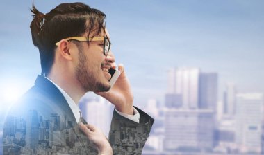 Gerçeküstü iletişim kavramı - genç işadamı istimal hareket eden telefon ile modern şehir binaları arka plan görüntüsü. Gelecek yenilik teknoloji ve Internet şey (çok ).