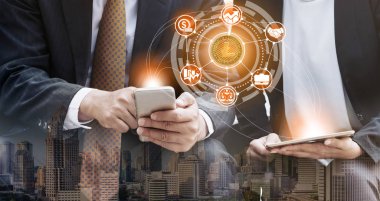 Litcoin ve kavram - modern grafik arayüzü başka bir tüccar ile ticaret Litcoin Ltc cep telefonu uygulaması kullanarak işadamı yatırım cryptocurrency. Blockchain ve finans teknolojileri.