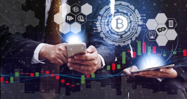 Bitcoin ve kavram - modern grafik arayüzü başka bir tüccar ile ticaret Bitcoin Btc cep telefonu uygulaması kullanarak işadamı yatırım cryptocurrency. Blockchain ve finans teknolojileri.