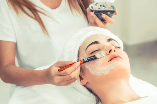 Mulher Bonita Ter Tratamento Esfoliação Cosmética Facial Dermatologista Profissional Spa — Fotografia de Stock