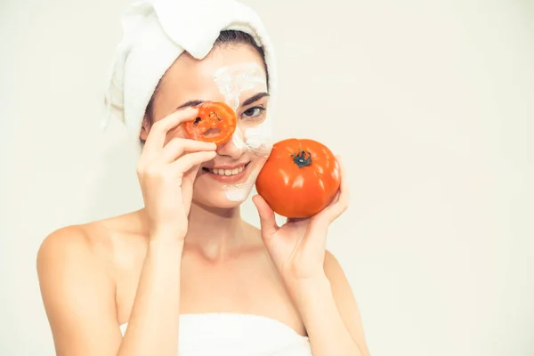 Mooie Vrouw Met Een Gezichtsmasker Behandeling Met Tomaat Crème Extract — Stockfoto