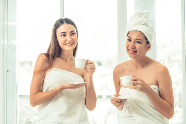 Dos Mujeres Que Beben Bebidas Hierbas Mientras Conversan Spa Lujo — Foto de Stock