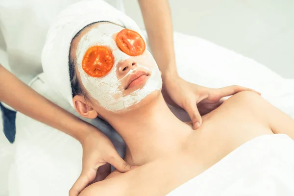 Vacker Kvinna Med Ansiktsmask Behandling Med Tomat Grädde Utdrag Visar — Stockfoto