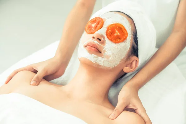 Mulher Bonita Ter Tratamento Máscara Facial Com Extrato Creme Tomate — Fotografia de Stock