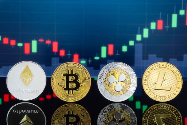 Concepto Inversión Bitcoin Criptomoneda Monedas Bitcoin Metálicas Físicas Con Gráfico — Foto de Stock