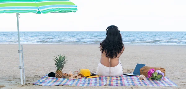 Kobieta Bikini Jest Wakacjach Siedząc Plaży Sezonie Letnim Tropikalna Plaża — Zdjęcie stockowe