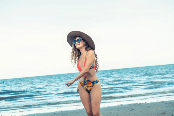 Glückliche Junge Frau Badeanzug Die Sich Sommer Tropischen Strand Für — Stockfoto