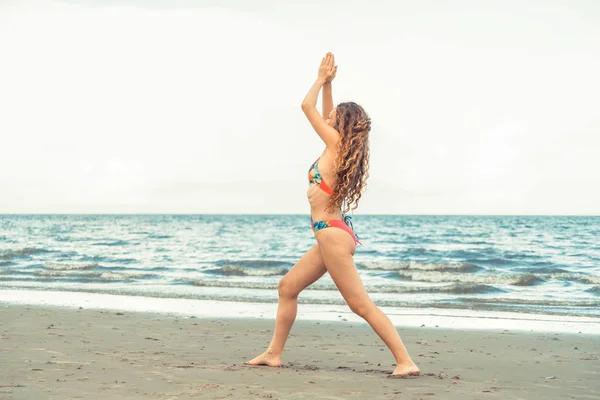 Mujer Joven Practicando Yoga Posan Playa Verano Estilo Vida Saludable — Foto de Stock