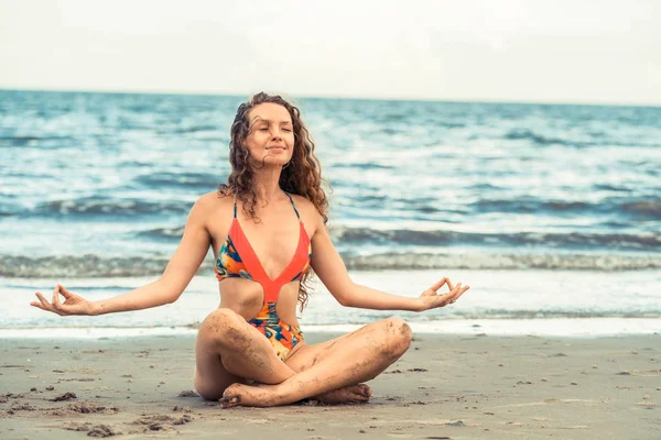 Młoda Kobieta Praktykowania Jogi Plaży Latem Zdrowy Styl Życia Medytacji — Zdjęcie stockowe