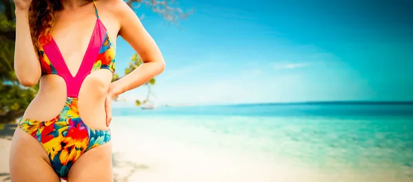 夏の休暇旅行のために熱帯の白砂のビーチ リゾートで水着を着て幸せな若い女 — ストック写真