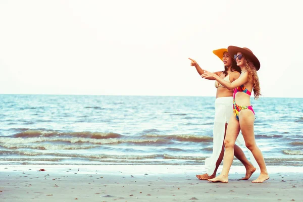 Les Femmes Heureuses Bikinis Vont Bronzer Ensemble Sur Plage Sable — Photo