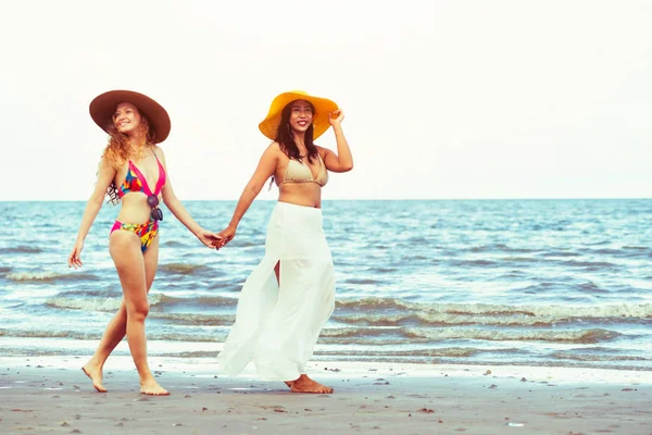 Donne Felici Bikini Vanno Prendere Sole Insieme Sulla Spiaggia Sabbia — Foto Stock