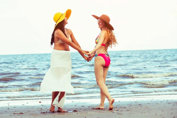 Mujeres Felices Bikinis Bailan Juntas Playa Arena Tropical Las Vacaciones — Foto de Stock