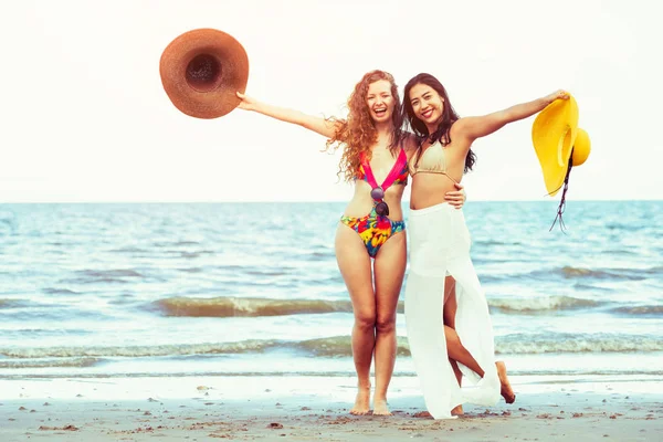 Donne Felici Bikini Ballano Insieme Sulla Spiaggia Sabbia Tropicale Vacanza — Foto Stock