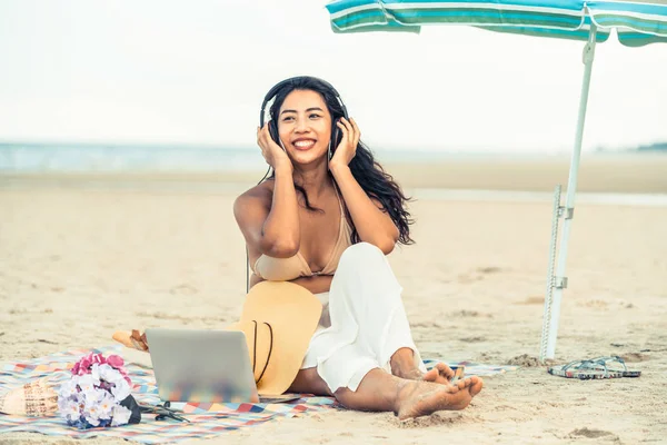 Grootte Jonge Vrouw Zittend Tropische Zand Strand Zomer Vakantie Reizen — Stockfoto