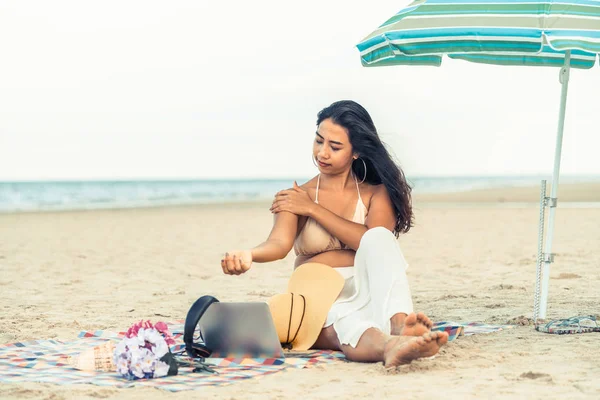 Dimensiunea Tânără Femeie Care Stă Plaja Nisip Tropical Timpul Verii — Fotografie, imagine de stoc