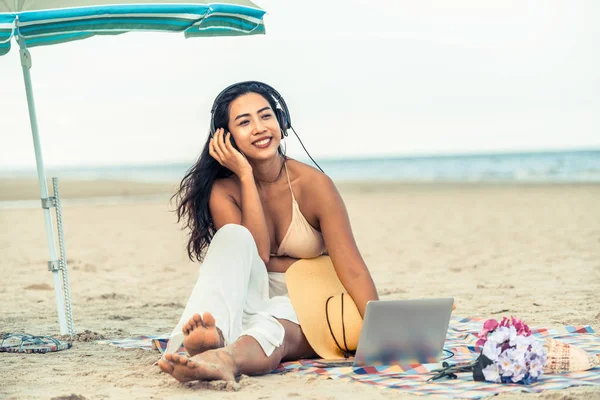 Size Young Woman Sitting Tropical Sand Beach Summer Holiday Travel — Stock Photo, Image