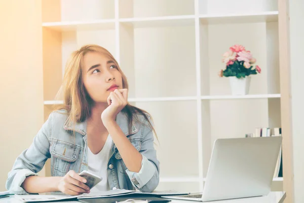 Jeune Femme Créative Pense Éducation Future Démarrer Une Entreprise Tout — Photo